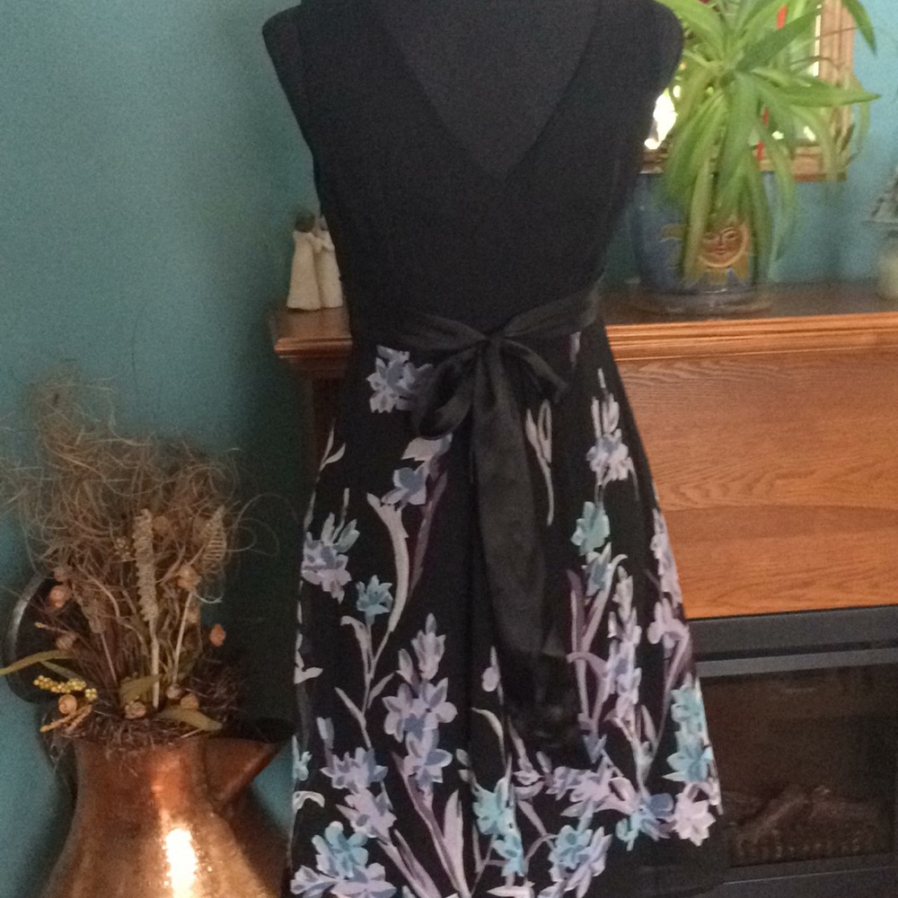 Beautiful Black Floral Dress Size Small - Picture 3 of 8
